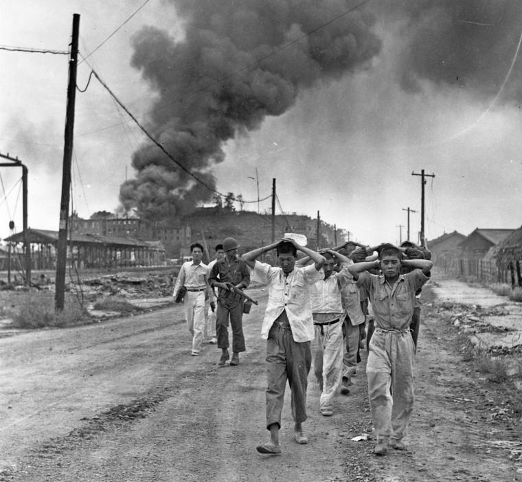 US Soldiers With Captured North Koreans